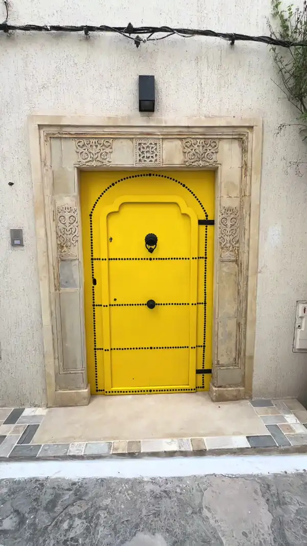 “Aspetta… hai mai visto delle porte così? 🇹🇳 Colori, dettagli, storie… io non riesco a sceglierne una. E tu, quale preferisci?”